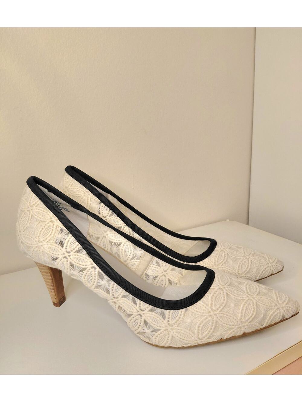 Lori Goldstein Collection Novelty Pumps Macrame Lace Cream Black Trim Size 9...